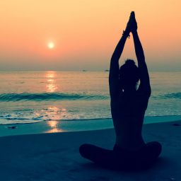 Chica haciendo yoga